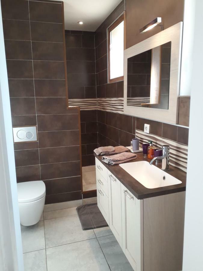 Guest House Domaine Des Grouilleres Saint-Clair-du-Rhone ภายนอก รูปภาพ